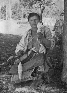 220px-Hungarian_Gypsy_Mother_and_Child_NGM-v31-p563.jpg