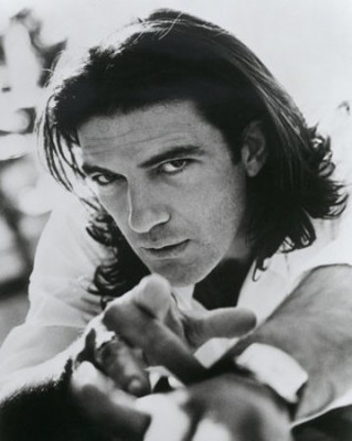 Antonio_Banderas_Long_Hairstyle_218.jpg