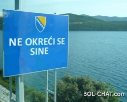 Na graničnim prelazima u BiH postavljene table s natpisom “Ne okreći se sine”