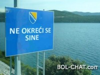 Na graničnim prelazima u BiH postavljene table s natpisom “Ne okreći se sine”