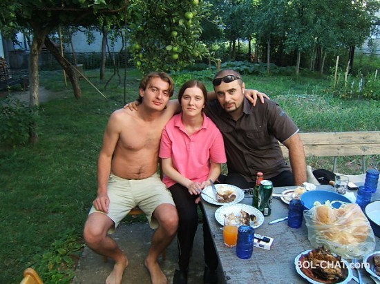 Ja moja rodica i moj rodjak u nasoj basti u Sarajevu!!