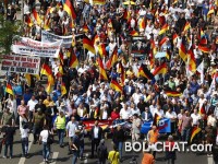 NJEMAČKA NA NOGAMA: U BERLINU HILJADE LJUDI PROSVJEDOVALO NA SKUPU PROTIV IMIGRANATA I ‘KRIMINALKE’ ANGELE MERKEL