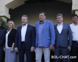 RADI DA BI HRANIO UHLJEBA Naivčine rintaju dok se oni bogate, putuju, jedu hobotnice, piju skupa vina, plaćaju ljubavnice… OD TVOJIH PARA