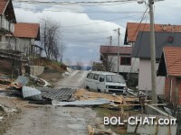 Das unbeständige Wetter in Vlasenica, der Wind entfernte die Dächer