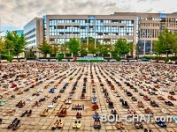"Sanktion Israel!": 4500 Paar Schuhe symbolisieren tote Palästinenser vor dem EU-Rat (VIDEO)