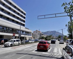Kroatien / nur auf dem Balkan: Geschrieben von privaten Semaphore, die Hotelgäste die Straße überqueren können