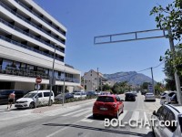 Croatia / Only in the Balkans: He set up a private traffic light that the hotel guests can cross the road