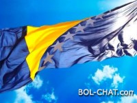 Oberhalb von Mostar erhebt sich eine riesige Flagge von BiH