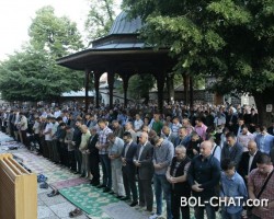Džamije pune vjernika / Muslimani širom BiH s radošću dočekali Ramazanski bajram