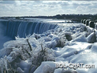 KANADA: Eisbedeckte Niagarafälle.